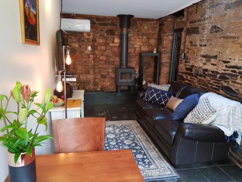 William Hunt's Retreat - Redwood Studio - Accommodation Redcliffe 0