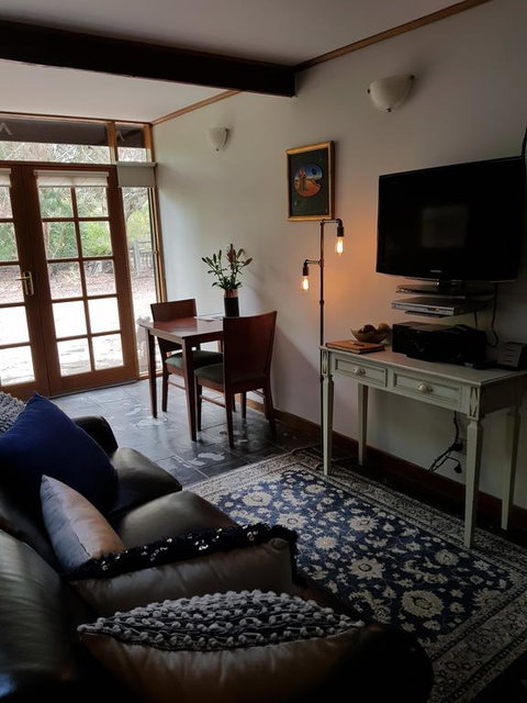 William Hunt's Retreat - Redwood Studio - Accommodation Redcliffe 3