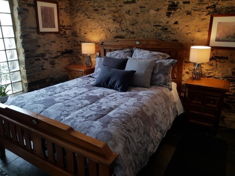 William Hunt's Retreat - Redwood Studio - Accommodation Redcliffe 2