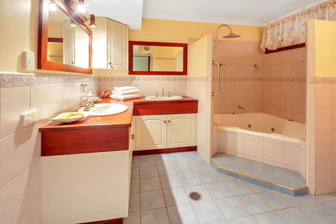 Williams Lodge - Accommodation Redcliffe 2