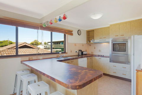 Williams Wonder - Large Beach House - Accommodation Redcliffe 2