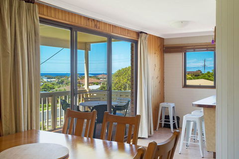 Williams Wonder - Large Beach House - Accommodation Redcliffe 1
