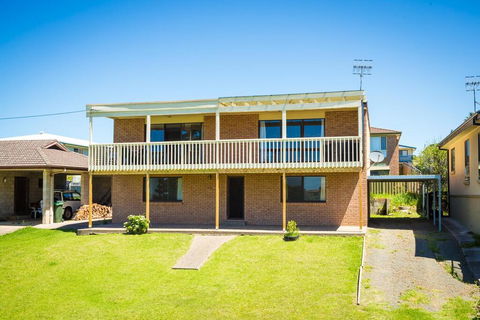 Williams Wonder - Large Beach House - Accommodation Redcliffe 0