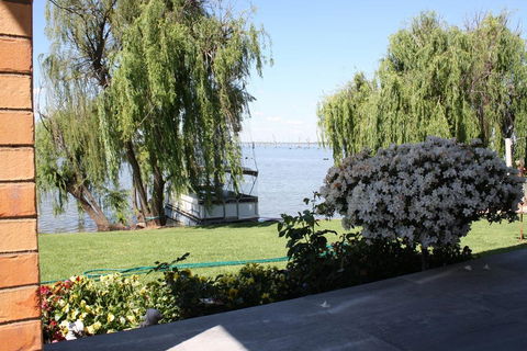 Willow Island - Waterfront - Accommodation Redcliffe 1