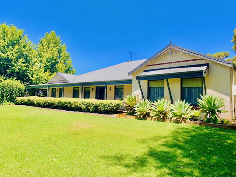 Willow Lodge - Accommodation Redcliffe 0