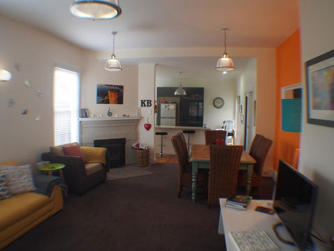 Windsor Cottage - Accommodation Redcliffe 2