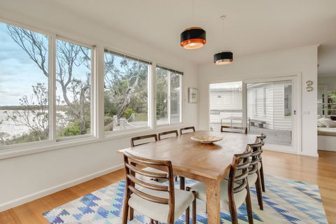 Windward House - Accommodation Redcliffe 1