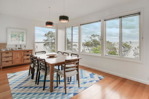 Windward House - Accommodation Redcliffe 2