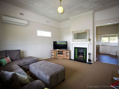 Wine Country Cottage Located Right At The Hunter Valley Gateway, Close To Everything - Accommodation Redcliffe 1