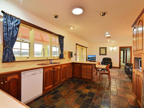 Wine Country Homestead 4-6br House - Accommodation Redcliffe 2