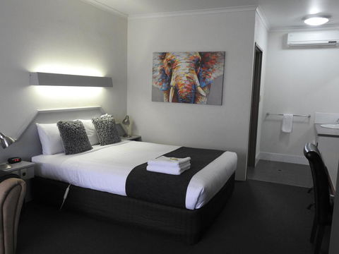Wine Village Motor Inn - Accommodation Redcliffe 1