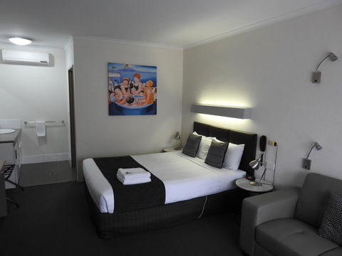 Wine Village Motor Inn - Accommodation Redcliffe 2