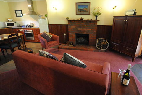 Wintarni Olives Cottage - Accommodation Redcliffe 0