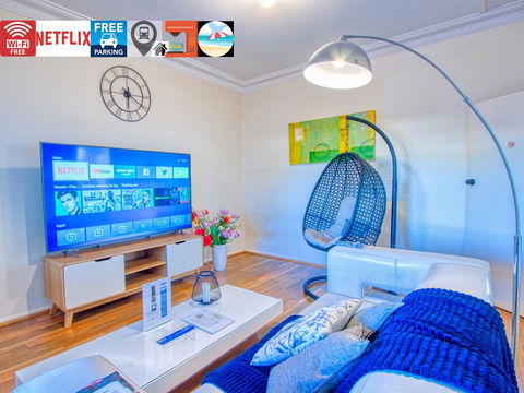 Wollongong Station Holiday House With Wi-Fi,75 Inch TV, Netflix,Parking,Beach - Accommodation Redcliffe 0