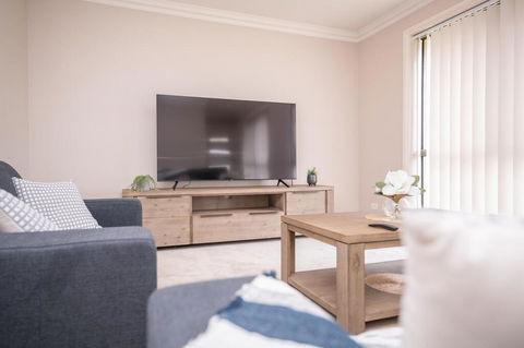 Wonderful Windred Modern, Comfy, Quiet - Accommodation Redcliffe 3