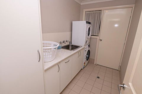 Wonderful Windred Modern, Comfy, Quiet - Accommodation Redcliffe 2