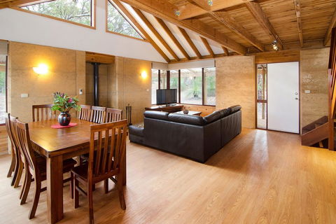 Woodstone Kookaburra Cottage - Accommodation Redcliffe 2