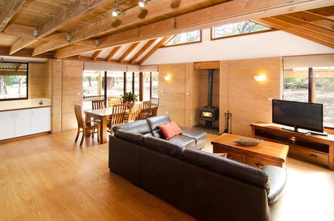 Woodstone Kookaburra Cottage - Accommodation Redcliffe 3