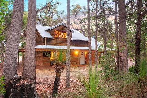 Woodstone Kookaburra Cottage - Accommodation Redcliffe 0