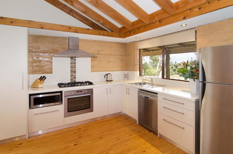 Woodstone Possum Cottage - Accommodation Redcliffe 1