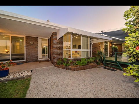 Woorim Secluded Palms Cottage - Accommodation Redcliffe 0