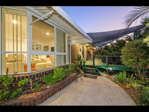 Woorim Secluded Palms Cottage - Accommodation Redcliffe 1