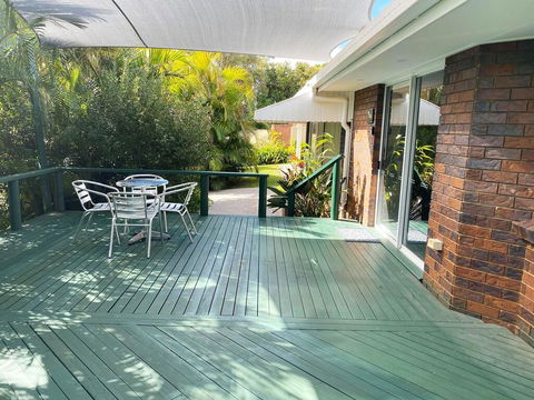 Woorim Secluded Palms Villa - Accommodation Redcliffe 0