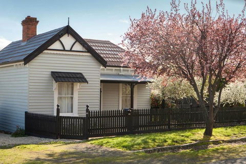 Wormwood House - Accommodation Redcliffe 0
