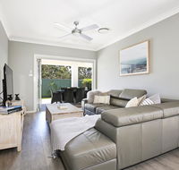 Wowly Waters - Pet Friendly - 1 Min Walk to Beach - Accommodation Redcliffe