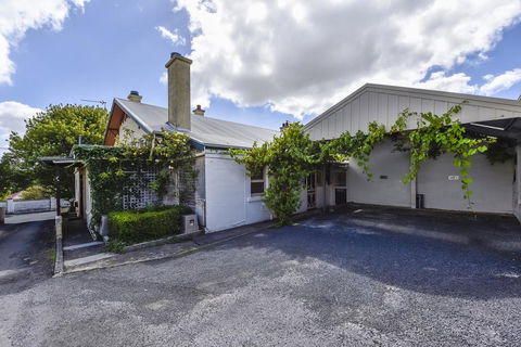 Wyatt Guest House - Accommodation Redcliffe 1