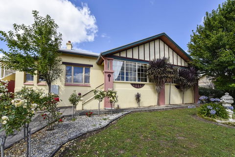 Wyatt Guest House - Accommodation Redcliffe 2