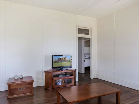 Yamba Pilot Cottage 1 - Pets Welcome - Close To Beach - Accommodation Redcliffe 1