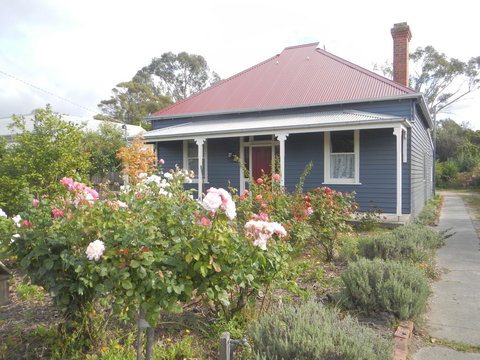 Yarram Cottage: Art And Accommodation - Accommodation Redcliffe 0