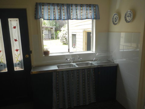 Yarram Cottage: Art And Accommodation - Accommodation Redcliffe 2