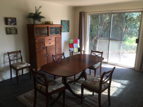 Yarram Cottage: Art And Accommodation - Accommodation Redcliffe 3