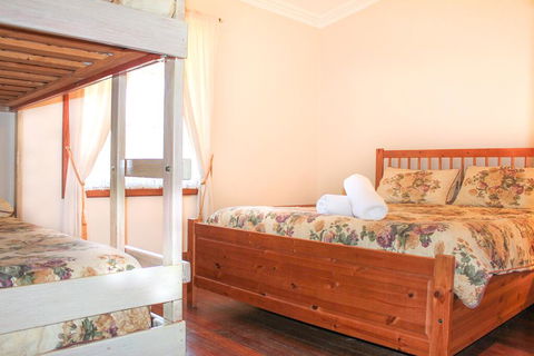 York Cottages And Burnley House - Accommodation Redcliffe 2