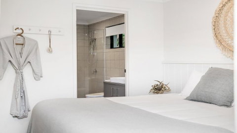 Your Luxury Escape - Den - 5min Walk To Clarke's Beach - Accommodation Redcliffe 3