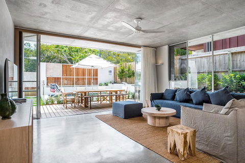 Your Luxury Escape - Driftwood Three At Clarkes Beach - Accommodation Redcliffe 2