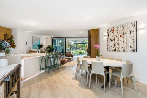 Your Luxury Escape - Ground Luxury - Accommodation Redcliffe 1