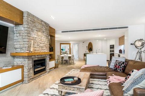 Your Luxury Escape - Ground Luxury - Accommodation Redcliffe 2