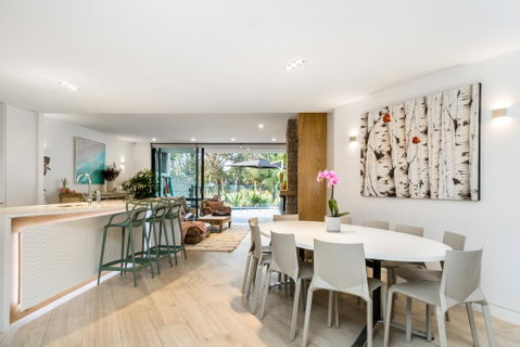 Your Luxury Escape - Ground Luxury - Accommodation Redcliffe 3