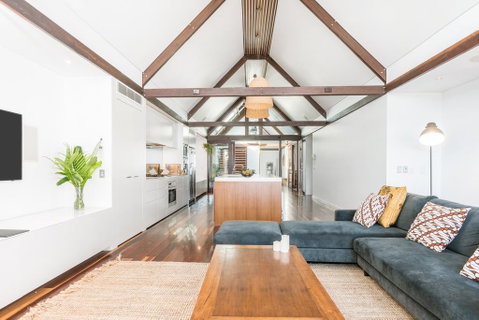 Your Luxury Escape - On The Bay - Stunning Beachfront Apartment - Accommodation Redcliffe 2