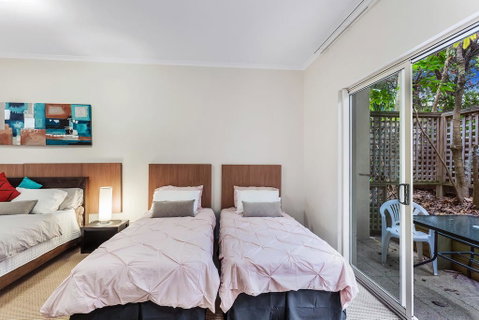 Zenith Studio, Unit 3/10 Messines Street - Accommodation Redcliffe 2