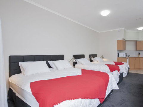 Zenith Studio, Unit 4/10 Messines Street - Accommodation Redcliffe 2