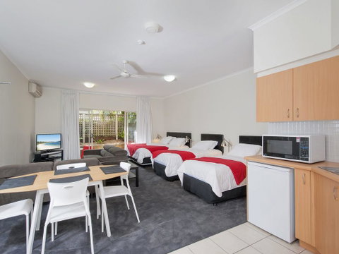 Zenith Studio, Unit 4/10 Messines Street - Accommodation Redcliffe 3