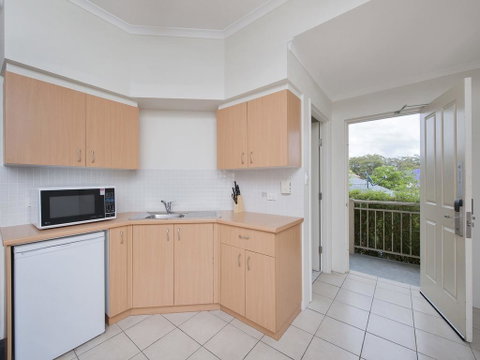 Zenith Studio, Unit 4/10 Messines Street - Accommodation Redcliffe 1