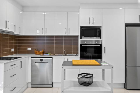 3-Bed Beach Haven With Patio, BBQ & Secure Parking - Accommodation Redcliffe 2