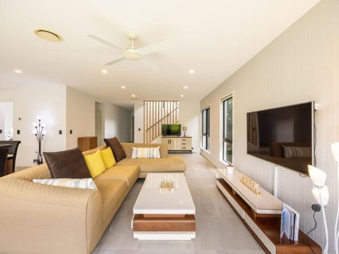 4BR Modern Home Near Parks And Dining With Outdoor Space - Accommodation Redcliffe 0