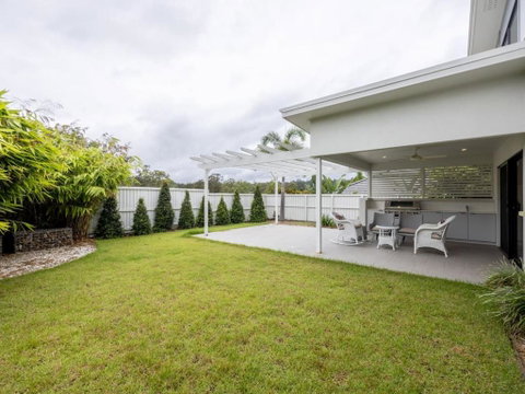 4BR Modern Home Near Parks And Dining With Outdoor Space - Accommodation Redcliffe 1