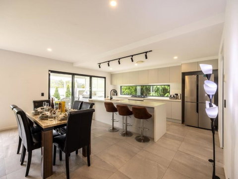 4BR Modern Home Near Parks And Dining With Outdoor Space - Accommodation Redcliffe 2